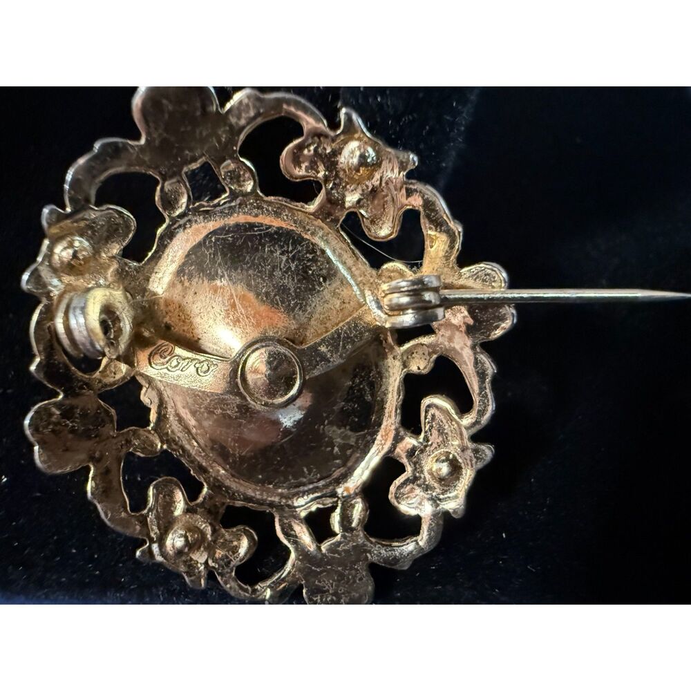 Vintage Coro Cameo Brooch – Gold Tone with Rhinestone Frame - Picture 3 of 3